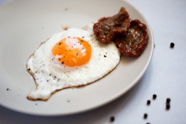 Domuz pastırmalı sahanda yumurta 