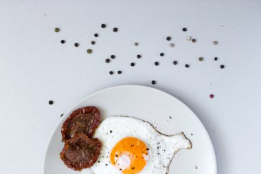 Domuz pastırmalı sahanda yumurta 