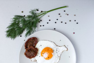 Domuz pastırmalı sahanda yumurta 