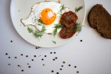 Domuz pastırmalı sahanda yumurta 