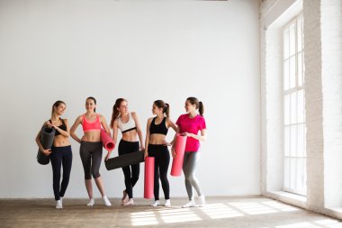 Gülümseyen kadın fitness salonunda.