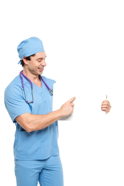 Selbstbewusster Arzt / Krankenpfleger mit einem Schild für Ihren Text auf weißem Hintergrund. — Stockfoto