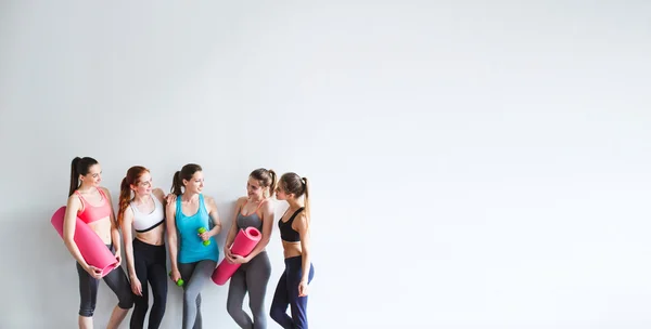 Kadınlar yoga gülümseyen / fitness sınıfı.