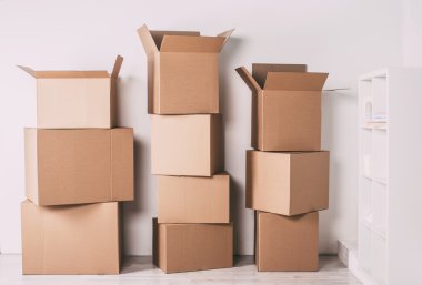 boş odada kutuları.