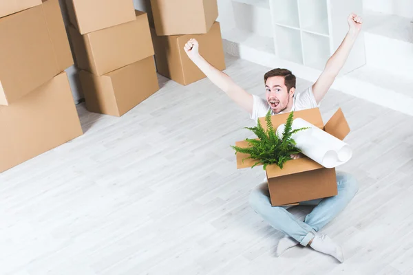 El hombre se regocija en comprar una nueva casa . — Foto de Stock