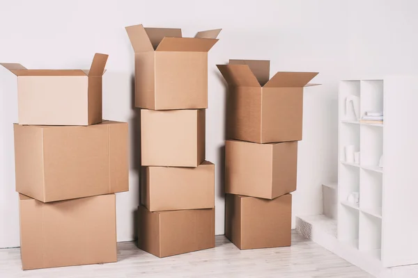 Cajas móviles en casa nueva . — Foto de Stock