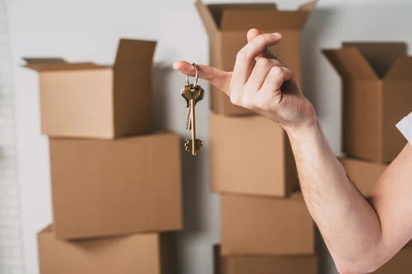 Chave para um novo apartamento ou hause em caixas de fundo . — Fotografia de Stock