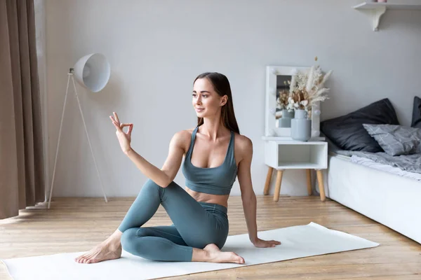 Hermosa Joven Practicando Yoga Autoaislamiento Casa Deporte Cuarentena — Foto de Stock