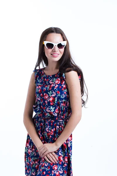 Счастливая Брюнетка Солнечных Очках Красочное Платье Изолированные Белом — стоковое фото