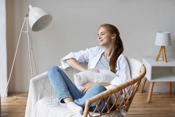 Mujer Sonriente Relajada Sentada Una Silla Casa Vida Doméstica — Foto de Stock