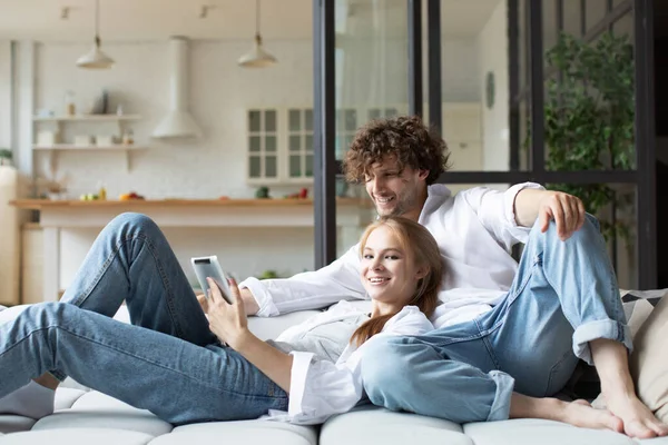 Pareja Amor Relajarse Sofá Utilizando Tableta Digital Juntos Casa Compras — Foto de Stock