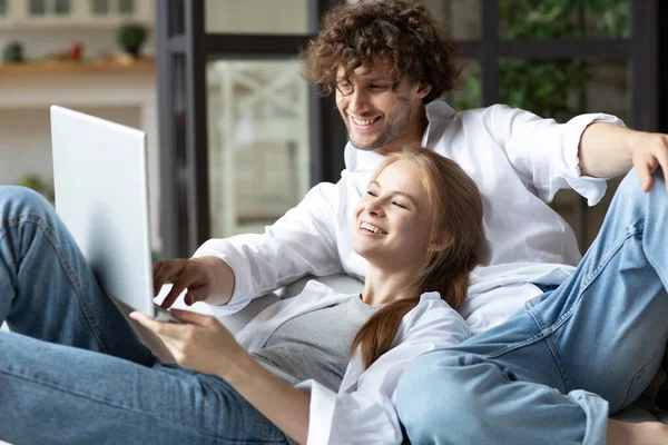 Happy Young Couple Using Laptop While Sitting Sofa Home — Stock Photo, Image