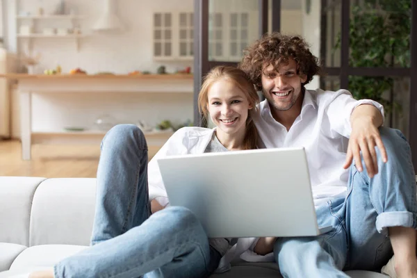 Happy Couple Using Laptop While Sitting Couch Modern Apartment — Stock Photo, Image
