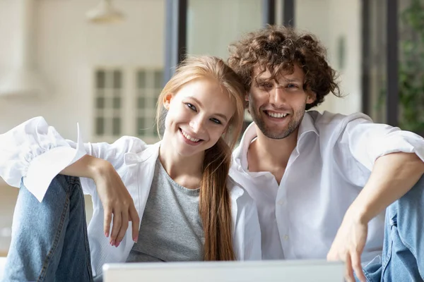 Pareja Feliz Con Portátil Sofá Sala Estar Casa Comunicación Línea — Foto de Stock