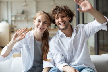 Binlerce yıllık Kafkasyalı çiftin kameraya bakıp selamlaşmaları kutlu olsun. Uzak iletişim.