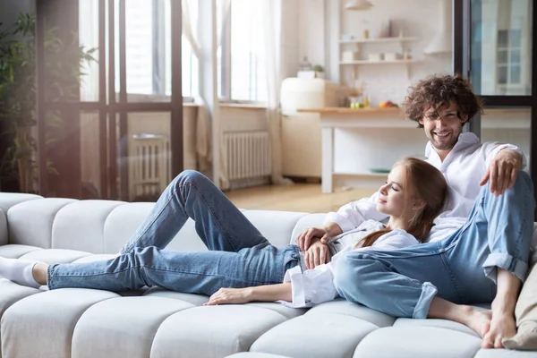 Pareja Relajándose Sofá Casa Disfrutar Vida Doméstica — Foto de Stock