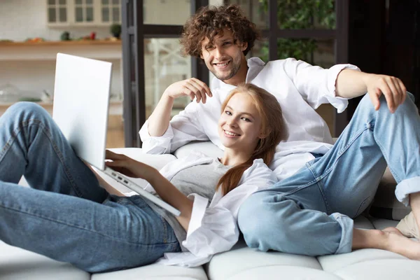 Attractive Couple Using Laptop While Sitting Couch Modern Apartment — Stock Photo, Image