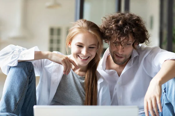 Feliz Joven Pareja Relajándose Sonriendo Sofá Casa Haciendo Una Videollamada — Foto de Stock