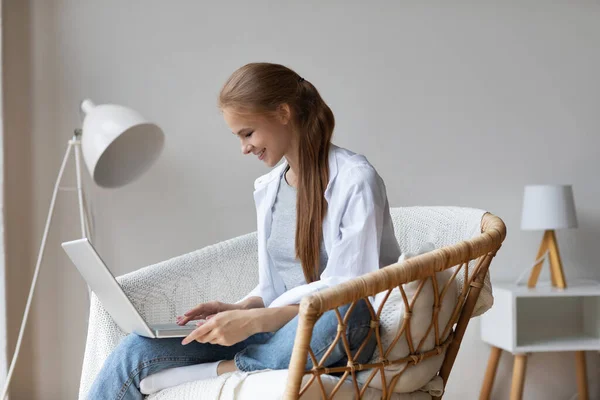 Gioioso Donna Rilassata Utilizzando Computer Portatile Con Interesse Seduto Una — Foto Stock