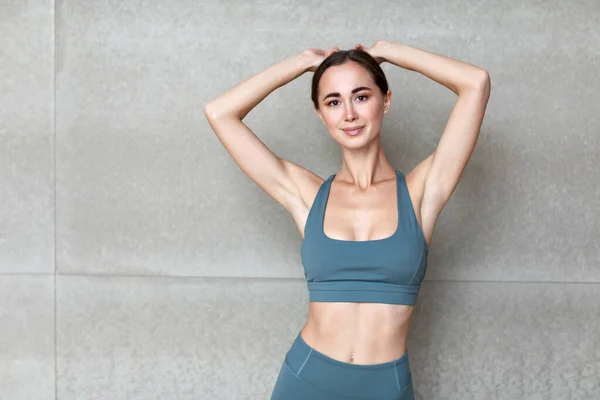 Healthy Fitness Concept Portret Vrouw Poseren Sportkleding Grijze Muur Studio — Stockfoto