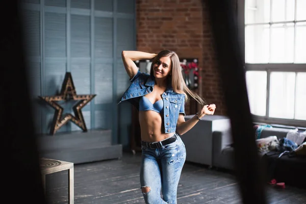 Hermosa Mujer Sonriente Está Usando Ropa Mezclilla Bailando Loft Moderno —  Fotos de Stock