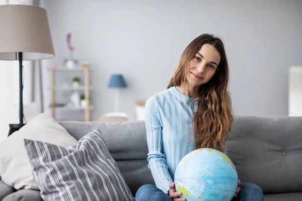 Leende Kvinna Som Sitter Soffan Hemma Reseplaneringsidé — Stockfoto