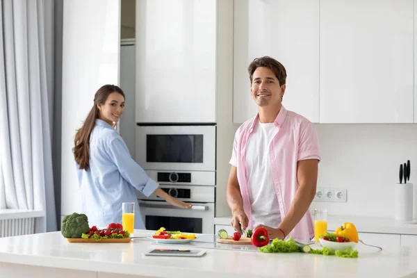 Coppia Felice Sta Preparando Cibo Sano Sulla Cucina Leggera Insieme — Foto Stock