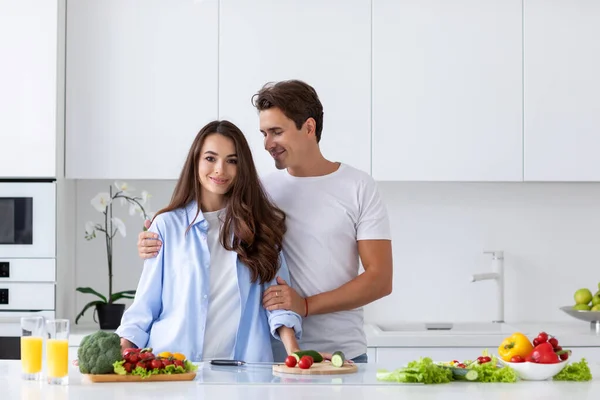 Giovane Coppia Felice Sta Godendo Preparare Pasti Sani Cucina Insieme — Foto Stock