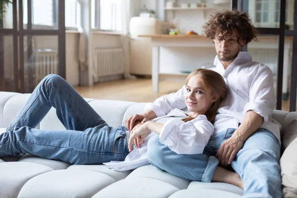 若い夫婦がリビングルームでソファに横たわっていた 一緒に人生を楽しむ — ストック写真