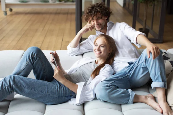 Hombre Mujer Relajarse Sofá Sala Estar Uso Tableta Digital Compras Fotos de stock libres de derechos