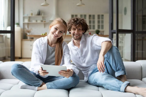 Hombre Mujer Relajarse Sofá Sala Estar Uso Tableta Digital Compras Imagen de archivo