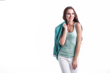 Omzunda nane rengi ceketi olan güzel bir kadın, beyaz bir arka planda soyutlanmış. İş kadını ya da öğrenci.