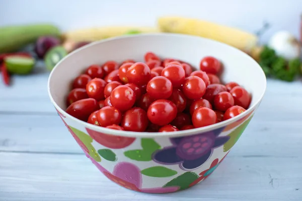 Los Tomates Cherry Escudilla Bambú Sobre Mesa Madera Hermosa Comida —  Fotos de Stock