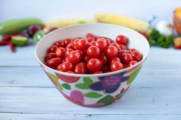 Los Tomates Cherry Escudilla Bambú Sobre Mesa Madera Hermosa Comida —  Fotos de Stock