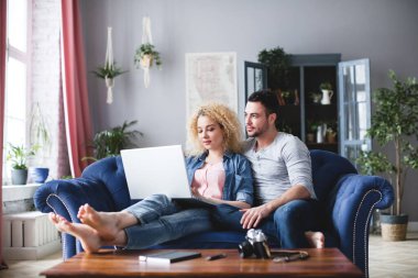 Çift, evdeki video iletişimi yoluyla ailesiyle iletişim kuruyor. Bağlantıyı koparma..