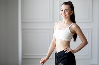 Evdeki pencerenin yanında genç ve çekici bir kadının portresi. Pozitif kız.