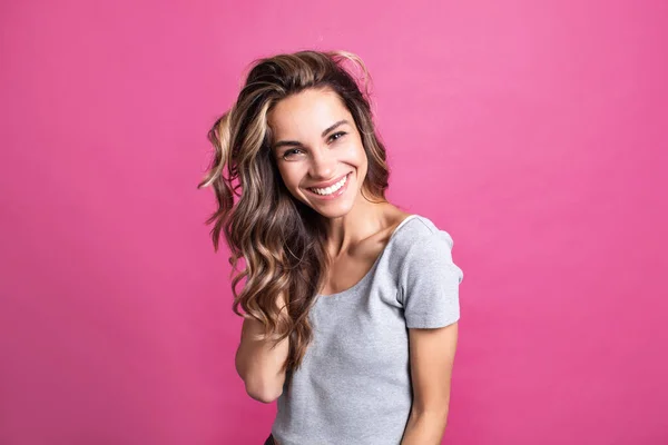 Portrait Smiling Young Woman Looking Camera Pink Background — Stock Photo, Image