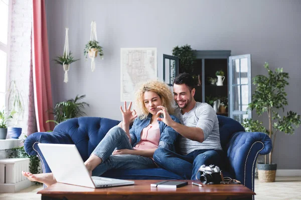 Pareja Joven Hermosa Interior Casa Sientan Con Portátil Chat Línea — Foto de Stock