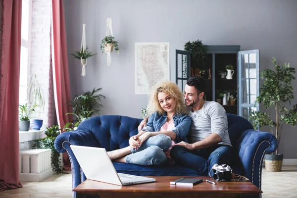 Pareja Joven Hermosa Interior Casa Sientan Con Portátil Chat Línea — Foto de Stock