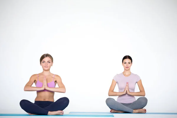 Los Jóvenes Hacen Yoga Sentados Posición Loto Interiores Mujeres Manos —  Fotos de Stock