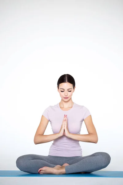 Schöne Junge Frau Sportbekleidung Praktiziert Yoga Während Sie Lotusposition Auf — Stockfoto