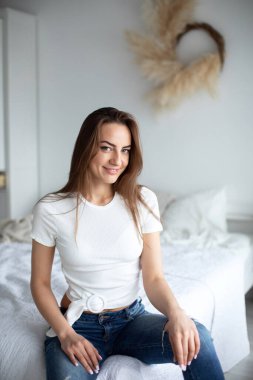 Genç, güzel, güler yüzlü bir kadın. Ev hayatı..