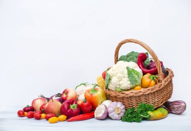 Hasır sepetin içindeki taze organik sebzelerin beyazı izole edilmiş hali. Sağlıklı yemek..