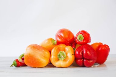 Ahşap bir masanın üzerindeki biberin farklı çeşitleri. Sebzeler.