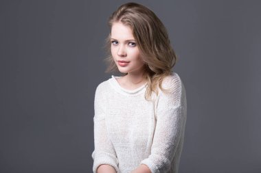 Gri arka planda gülüşü olan güzel, otantik bir kadının portresi.. 