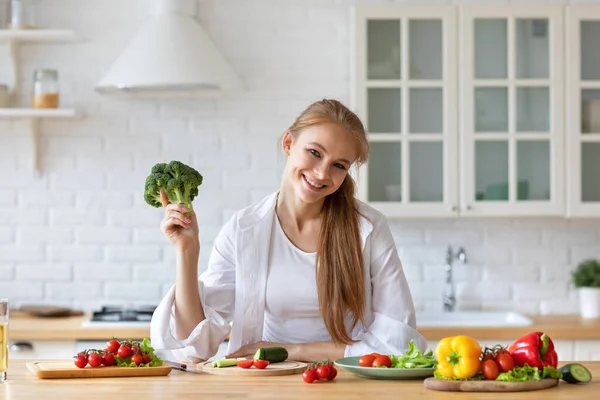 Szczęśliwa Kobieta Trzyma Brokuły Ręce Kuchni Przygotowuje Zdrowe Jedzenie Domu — Zdjęcie stockowe