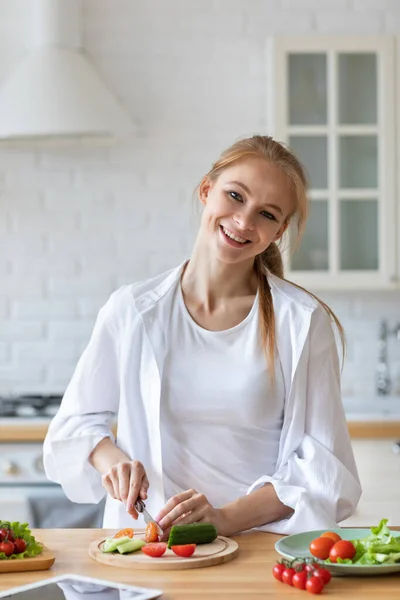 Młoda Kobieta Przygotowuje Warzywa Kuchni Zdrowe Jedzenie — Zdjęcie stockowe