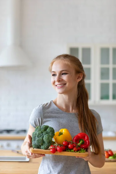 Giovane Donna Felice Piedi Cucina Possesso Piatto Verdure Fresche Cibo — Foto Stock