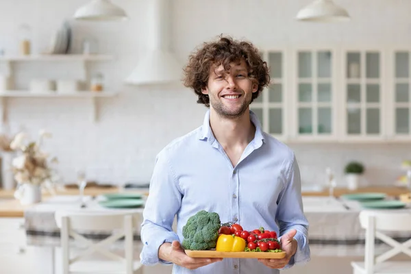 Bell Uomo Con Verdure Abbigliamento Casual Guardando Macchina Fotografica Sorridendo — Foto Stock