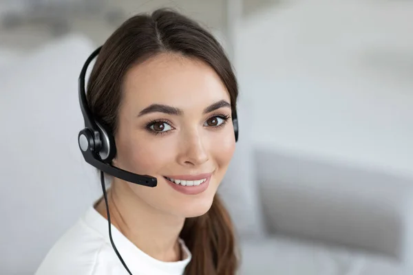 Bella Donna Sorridente Consulente Cuffia Con Microfono Lavoro Remoto Casa — Foto Stock